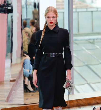 Czarna sukienka z paskiem Prada Resort 2018
