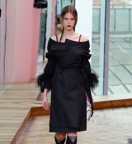 Sukienka odsłaniająca ramiona Prada Resort 2018