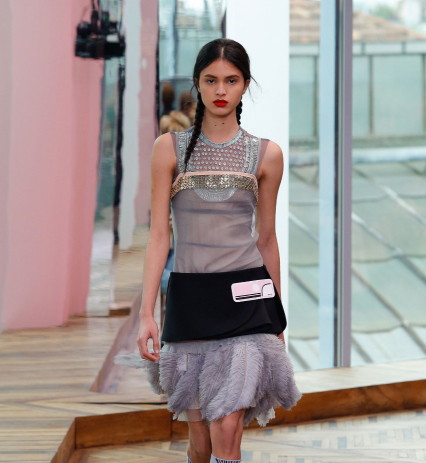 Sukienka z piórami Prada Resort 2018