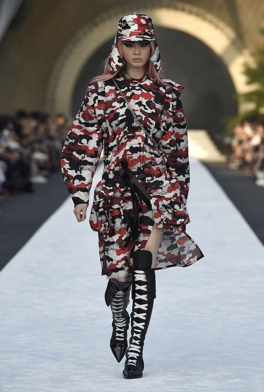 Wzorzysta sukienka Pokaz Louis Vuitton Resort 2018