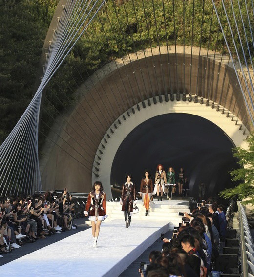 Scenografia pokazu Louis Vuitton Resort 2018