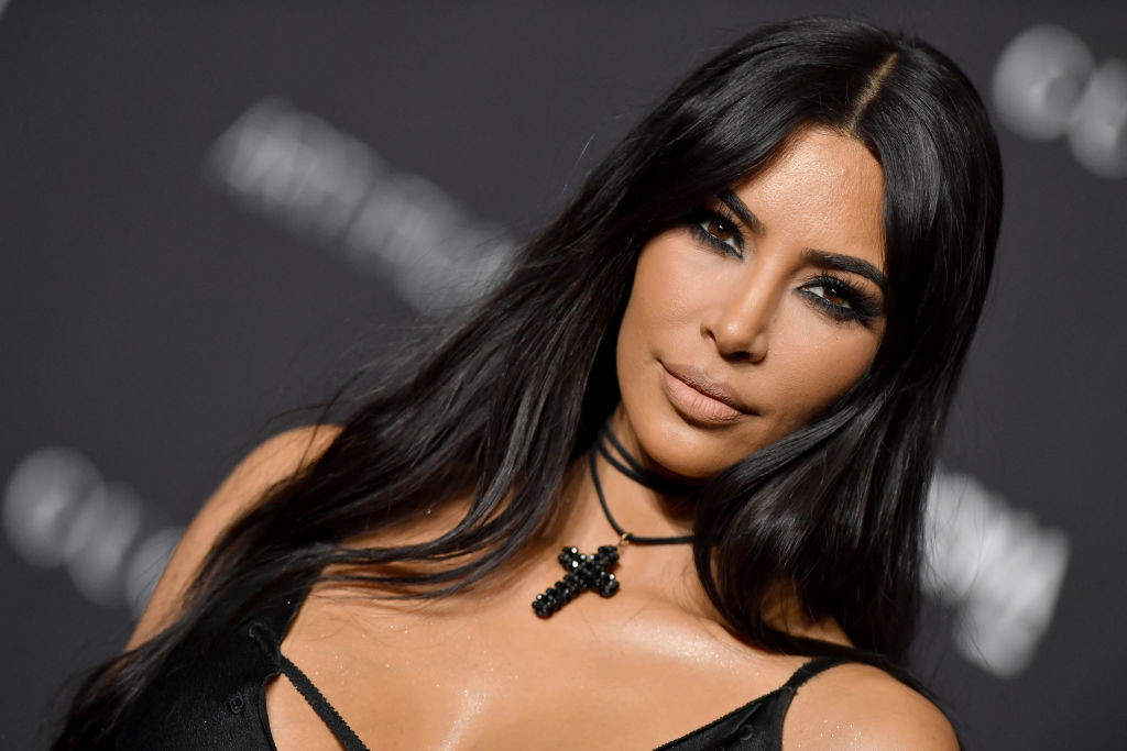 Ta fryzura była modna w latach 90. Uwielbia ją teraz Kim Kardashian West