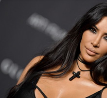 Ta fryzura była modna w latach 90. Uwielbia ją teraz Kim Kardashian West