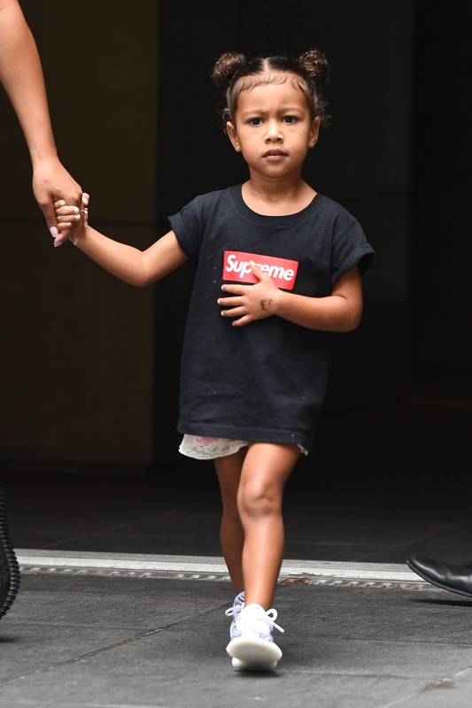 North West w koszulce z napisem Supreme