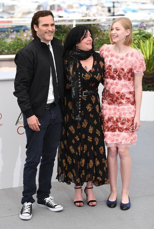Joaquin Phoenix, Lynne Ramsay i Ekaterina Samsonov w sukience Chanel) na konferencji prasowej filmu You Were Never Really Here