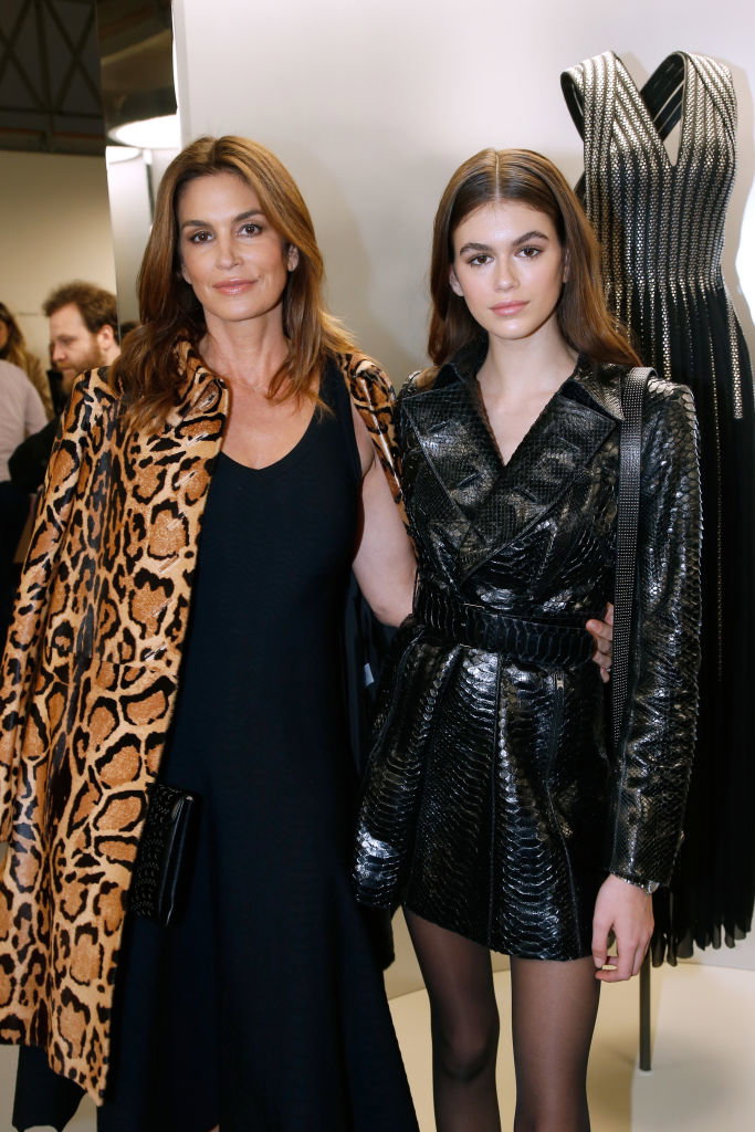 Kaia Gerber świętowała swoje urodziny w stylizacji rodem z lat 90.  Wyglądała jak jej słynna mama!