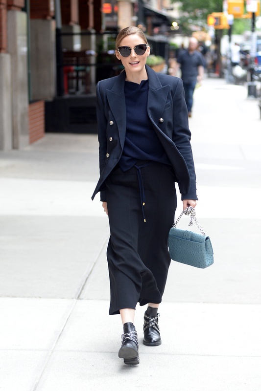 Olivia Palermo w granatowym ?akiecie