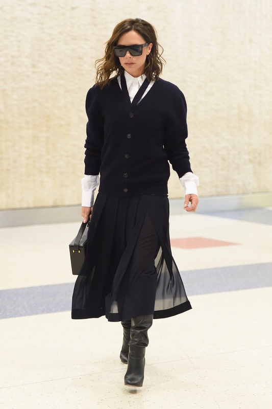 Victoria Beckham w granatowym sweterku