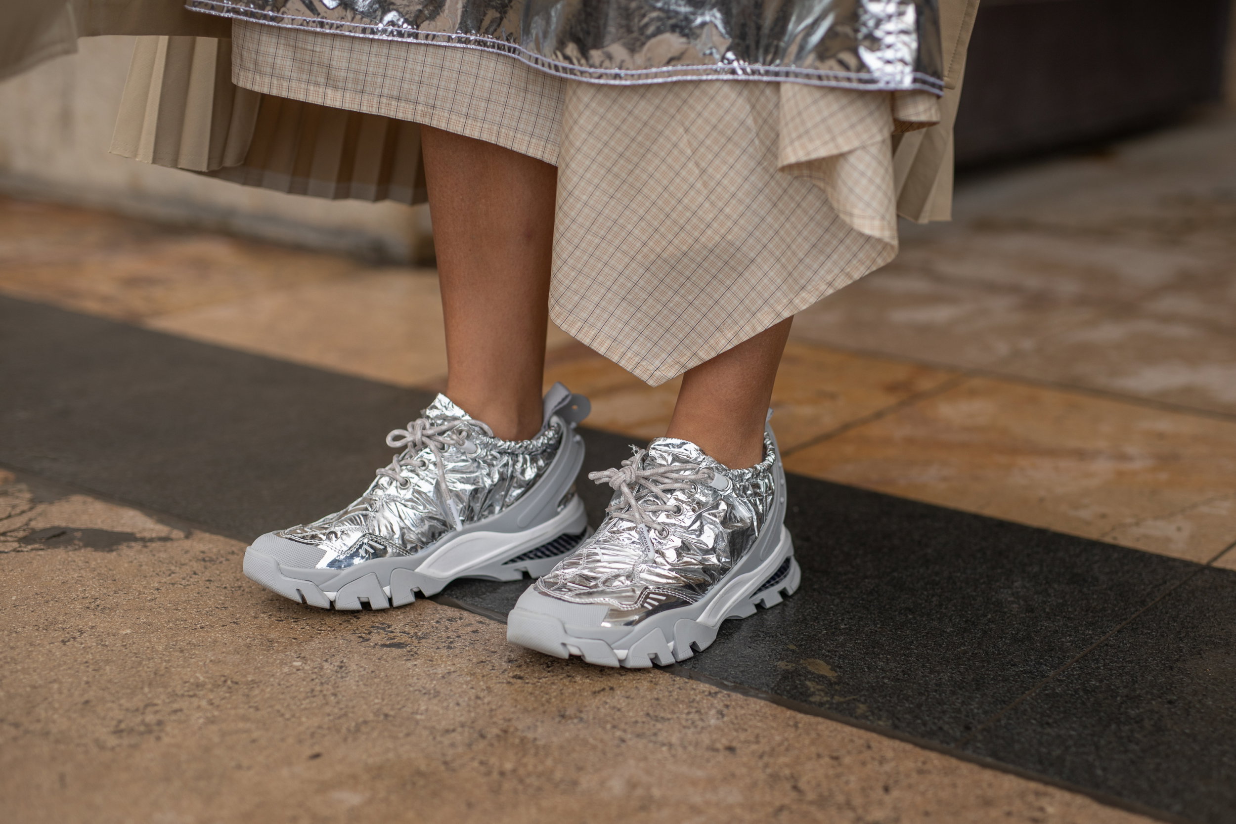 modne sneakersy - street fashion