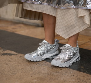 modne sneakersy - street fashion