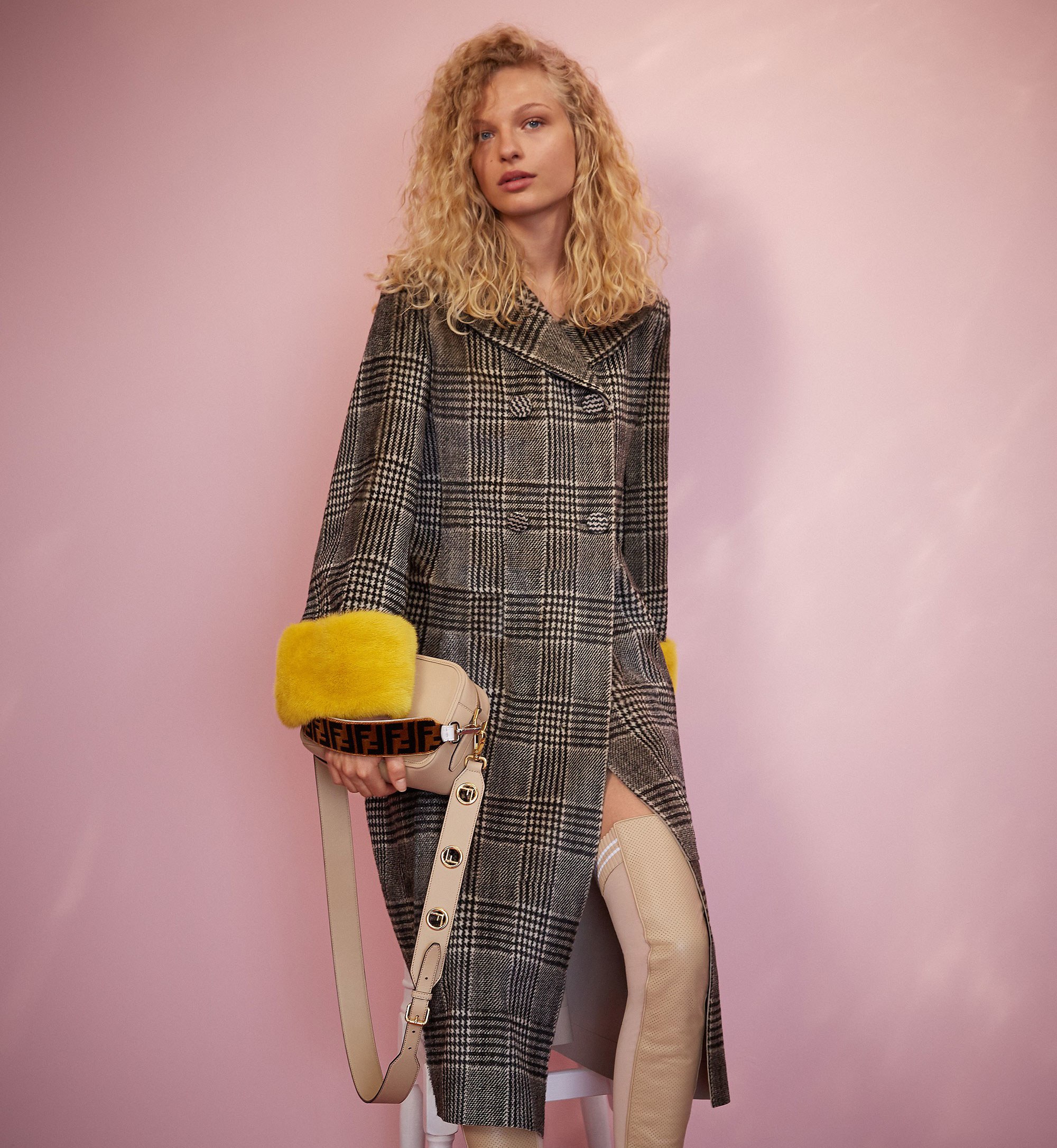 Płaszcz obszyty żółtym futerkiem Fendi Resort 2018