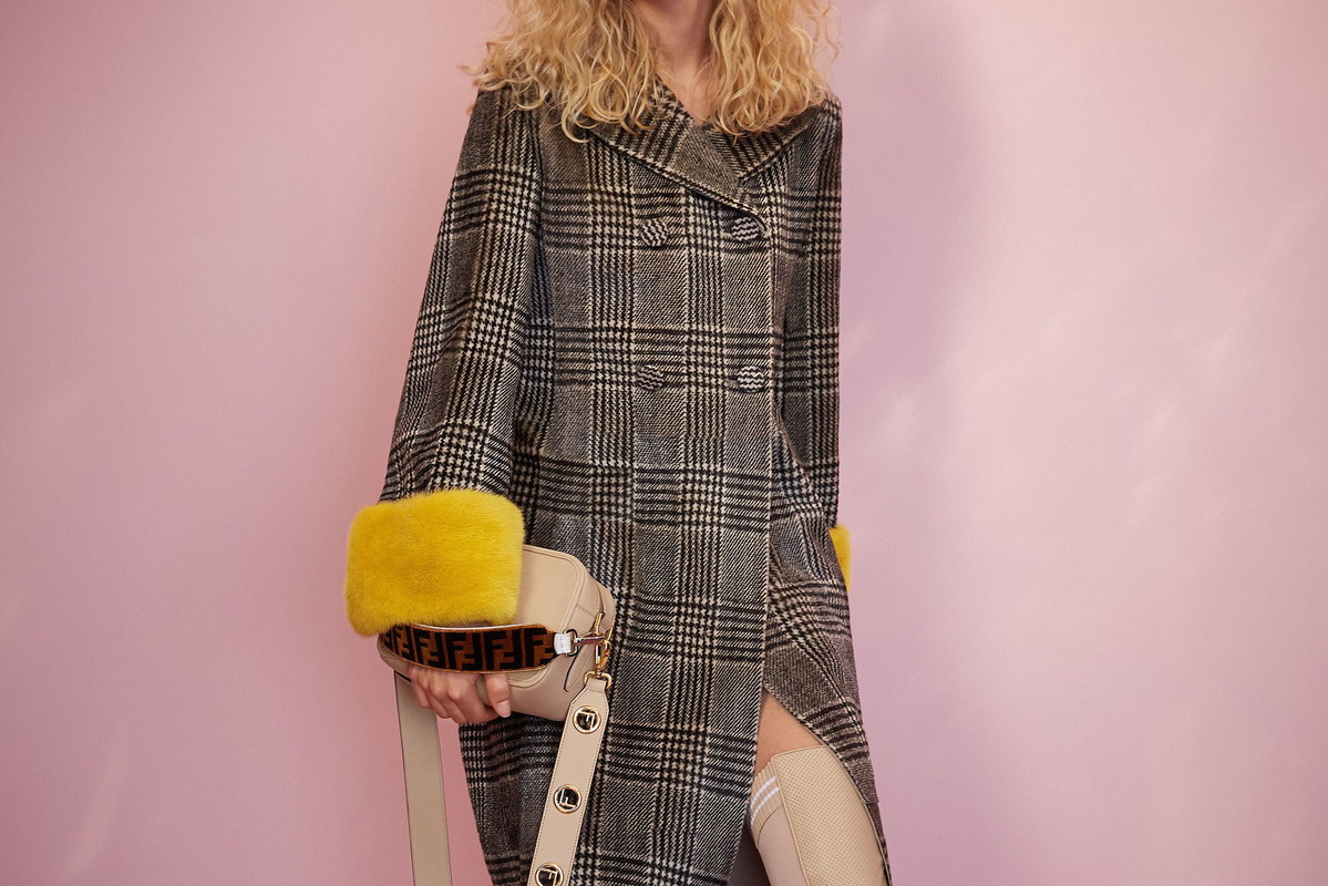 Płaszcz obszyty żółtym futerkiem Fendi Resort 2018