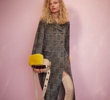 Płaszcz obszyty żółtym futerkiem Fendi Resort 2018