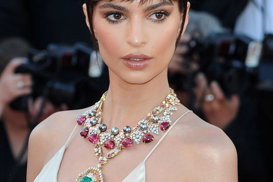 Fryzury gwiazd, grzywka, Emily Ratajkowski