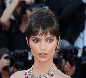 Fryzury gwiazd, grzywka, Emily Ratajkowski
