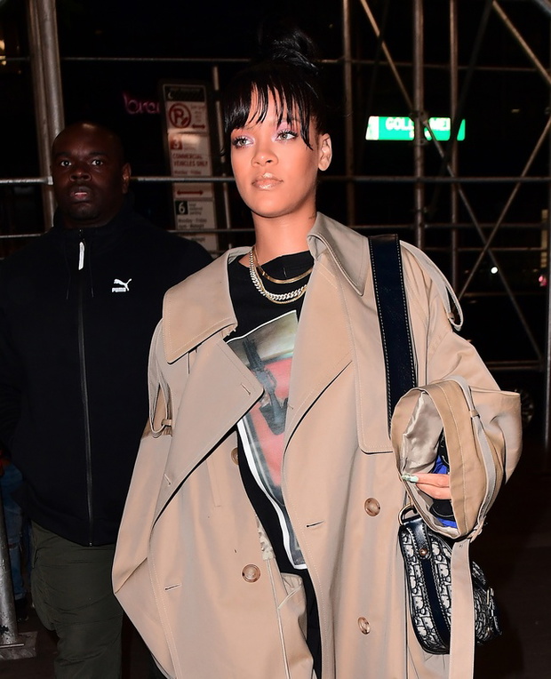 Rihanna w obszernym p?aszczu