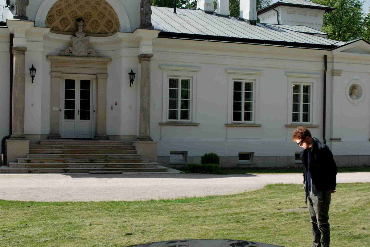 Nowy projekt Pawła Grobelnego dla przestrzeni publicznej -
wielkoformatowe lustro przed pałacem Brendta w Centrum Rzeźby Polskiej w Ońsku