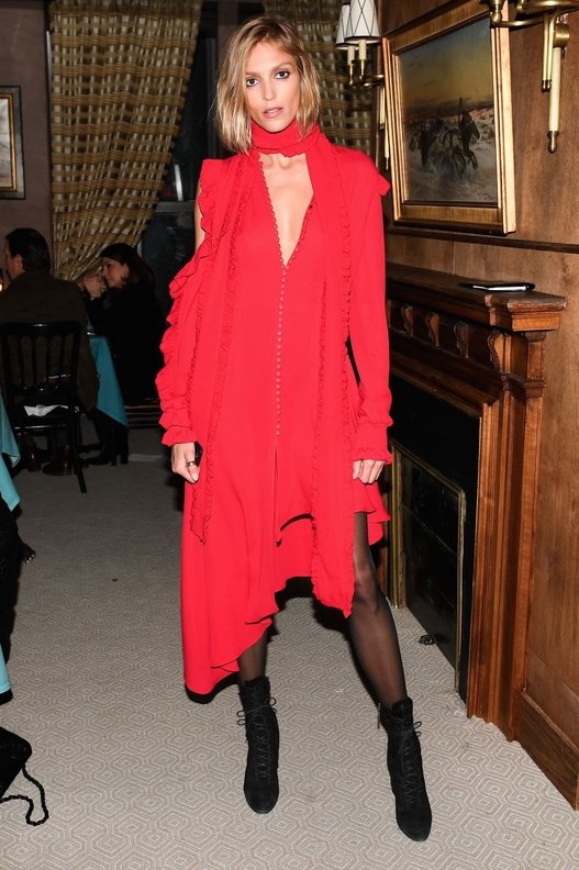 Anja Rubik w czerwonej sukience od Magdy Butrym