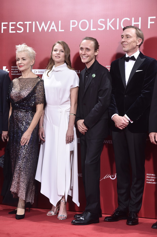 Aleksandra Konieczna, Eliza Rycembel i Bartosz Bielenia na gali zamknięcia Festiwalu Filmowego w Gdyni 2019.