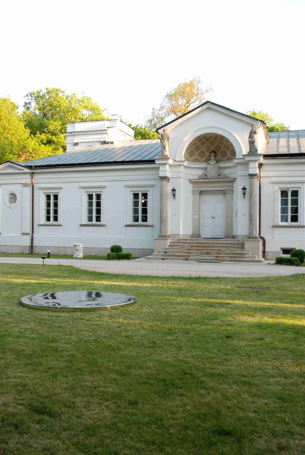 Nowy projekt Pawła Grobelnego dla przestrzeni publicznej - wielkoformatowe lustro przed pałacem Brendta w Centrum Rzeźby Polskiej w Ońsku