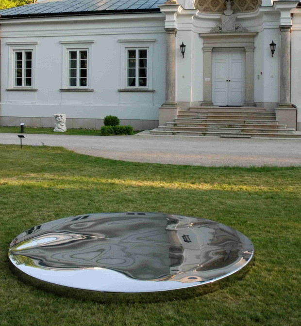 Nowy projekt Pawła Grobelnego dla przestrzeni publicznej - wielkoformatowe lustro przed pałacem Brendta w Centrum Rzeźby Polskiej w Ońsku