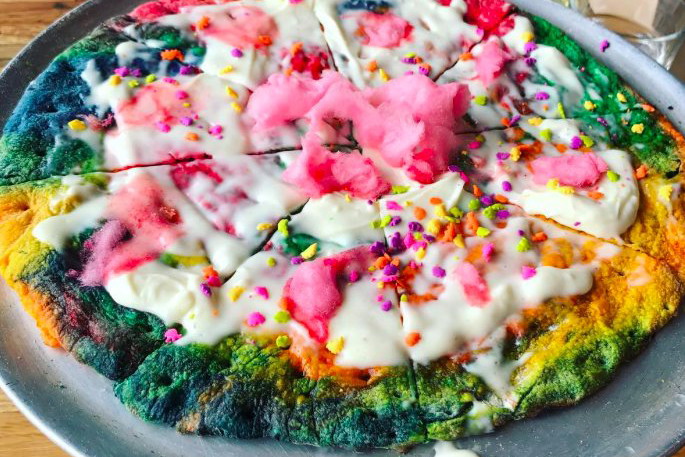 Unicorn pizza - tęczowy fast food