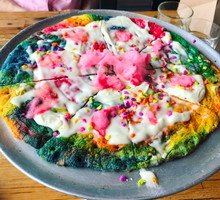 Unicorn pizza - tęczowy fast food
