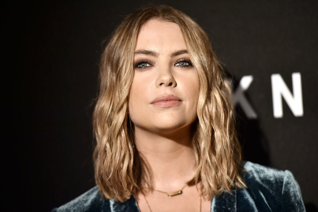 Modne fryzury: kolejna gwiazda zdecydowała się na ten kolor włosów. Jak wygląda teraz Ashley Benson, partnerka Cary Delevingne? [trendy jesień 2019]