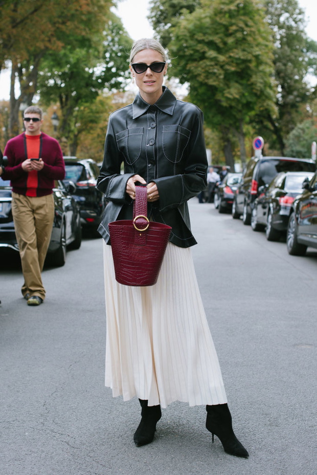 Street Style : Paris Fashion Week - Womenswear Spring Summer 2020 : Day Six