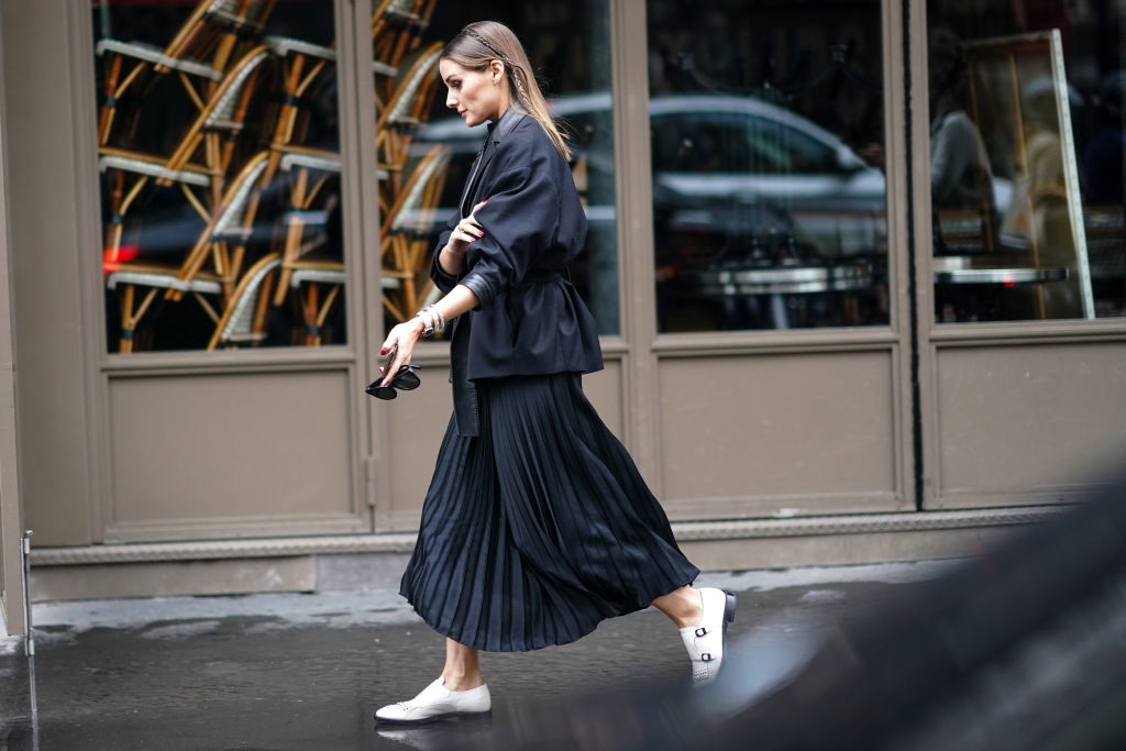 Olivia Palermo w modnej spódnicy plisowanej