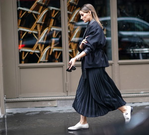 Olivia Palermo w modnej spódnicy plisowanej
