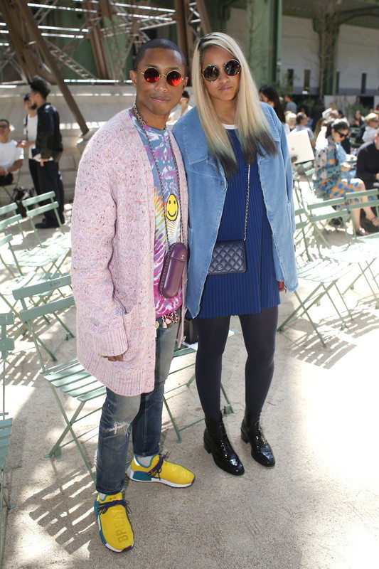 Pharrell Williams i Helen Lasichanh na pokazie Chanel haute couture jesień-zima 2017/2018