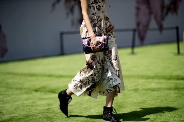 Buty, torebki i biżuteria gości na Paris Fashion Week haute couture jesień-zima 2017/18