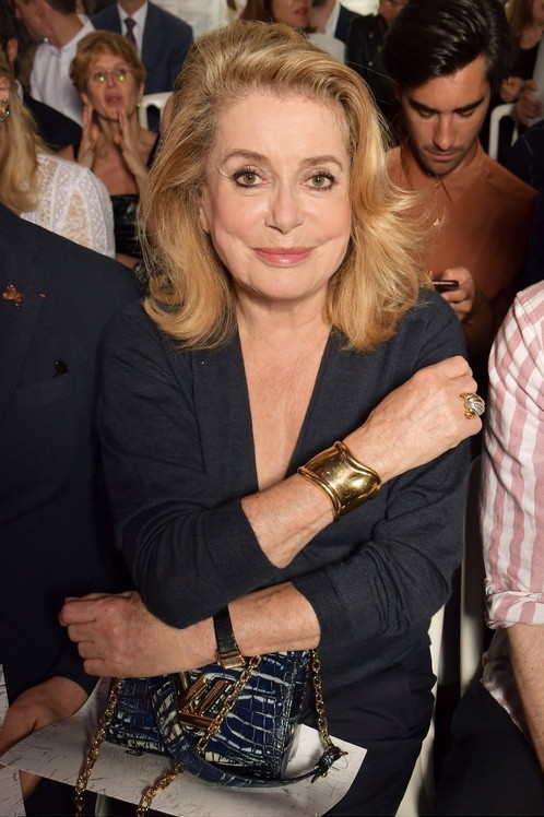 Catherine Deneuve na pokazie Jean-Paul Gaultier haute couture jesień-zima 2017/2018