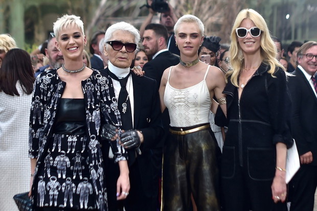Katy Perry, Karl Lagerfeld, Cara Delevingne oraz Claudia Schiffer na pokazie Chanel haute couture jesień-zima 2017/2018