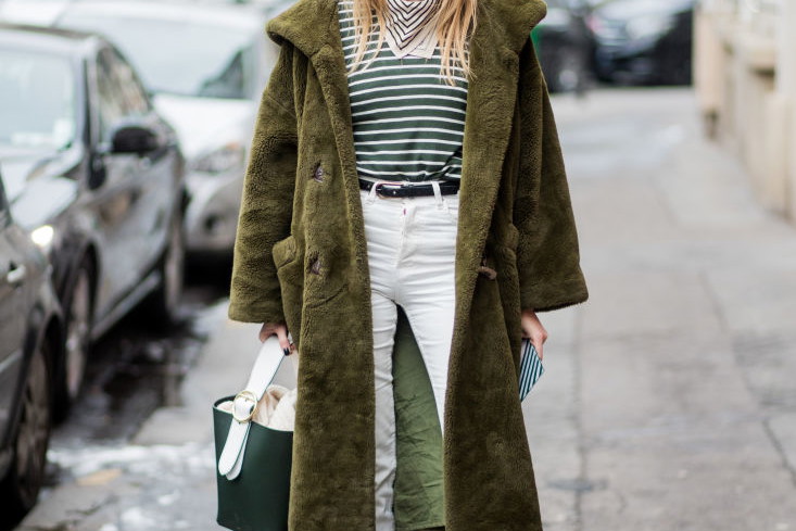 Camille Charriere w modnym teddy coat