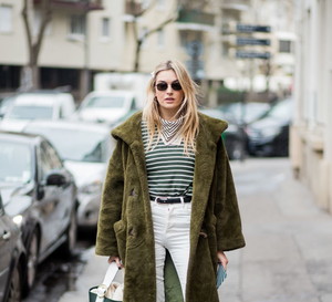 Camille Charriere w modnym teddy coat