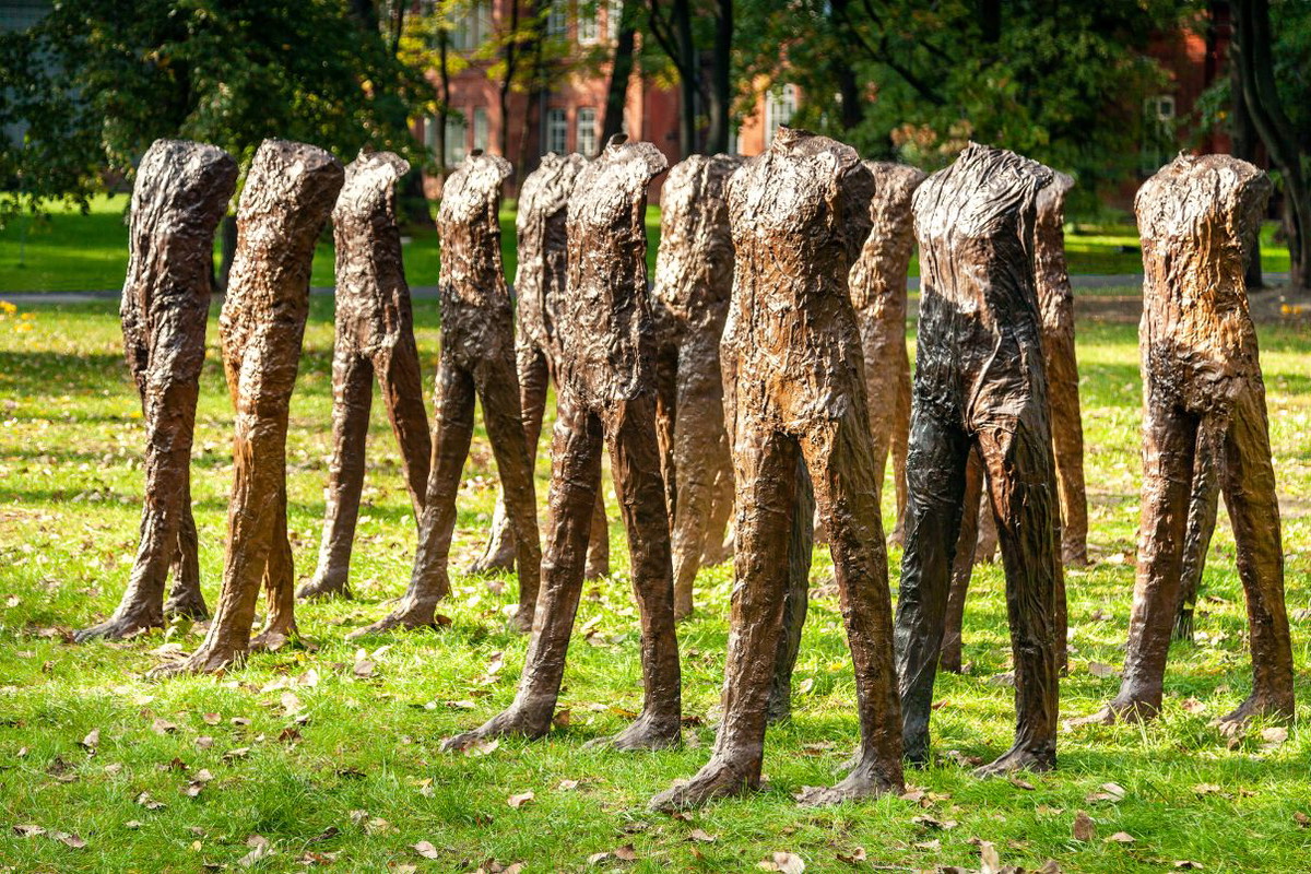 Instalacja Magdaleny Abakanowicz na aukcji