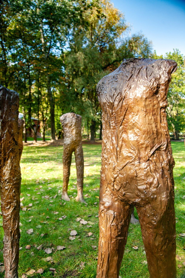 instalacja-magdaleny-abakanowicz-na-aukcji-2374d09