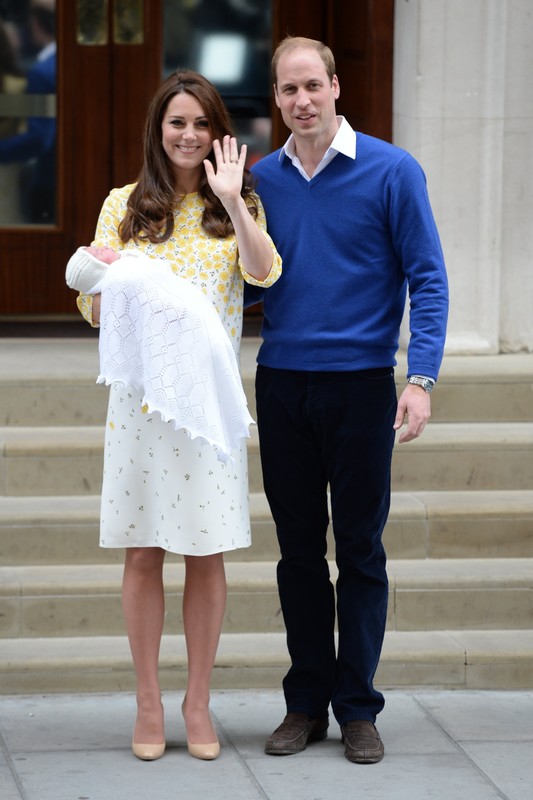 2015 rok: księżna Kate i książę William prezentują nowo narodzoną księżniczkę Charlotte