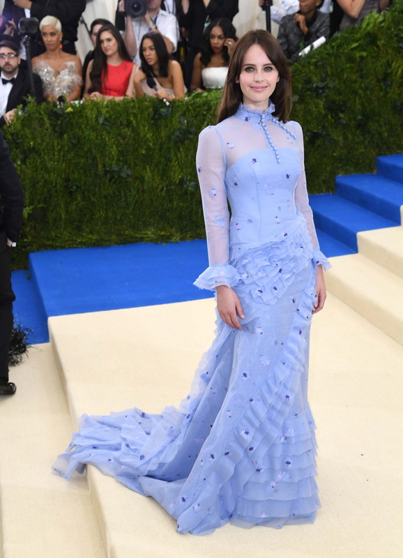 Felicity Jones w sukni Erdem na Met Gala 2017