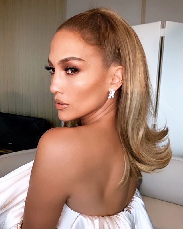 Modne fryzury 2019: retro hair flip