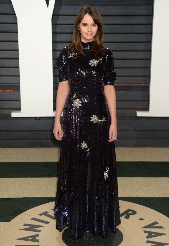 Felicity Jones w sukni Erdem na imprezie Vanity Fair, 2017 rok