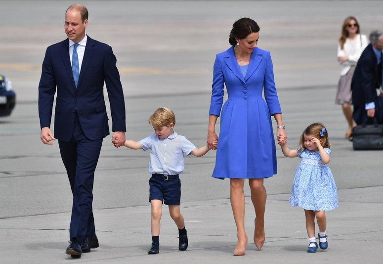 Książę William, książę Jerzy, księżna Kate i księżniczka Charlotte na lotnisku Okęcie, 19