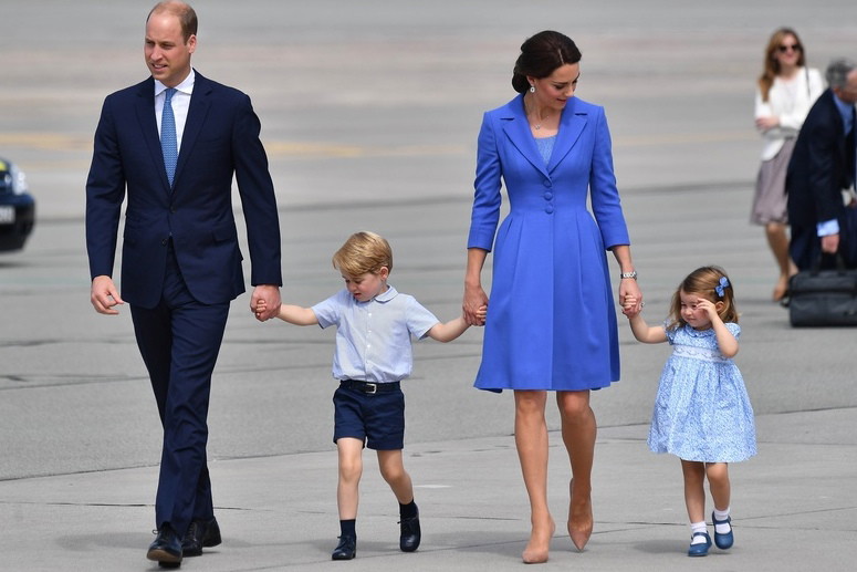 Książę William, książę Jerzy, księżna Kate i księżniczka Charlotte na lotnisku Okęcie, 19