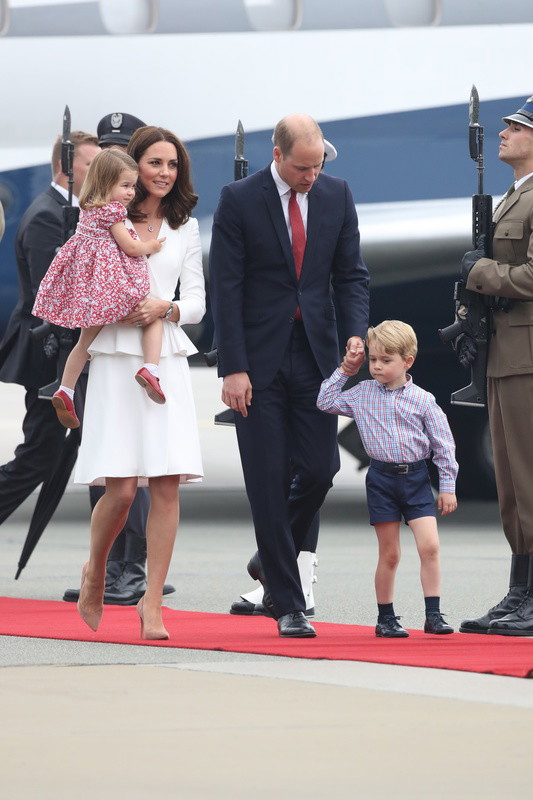 Księżniczka Charlotte, księżna Kate, książę William i książę Jerzy na lotnisku Okęcie, 17
