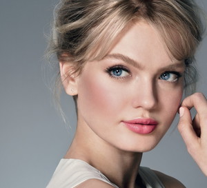 Pielęgnacja medyczna i dermatologiczna w Douglas.