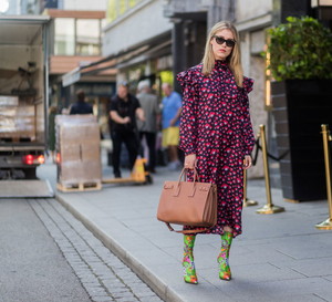 Sukienki midi - street fashion