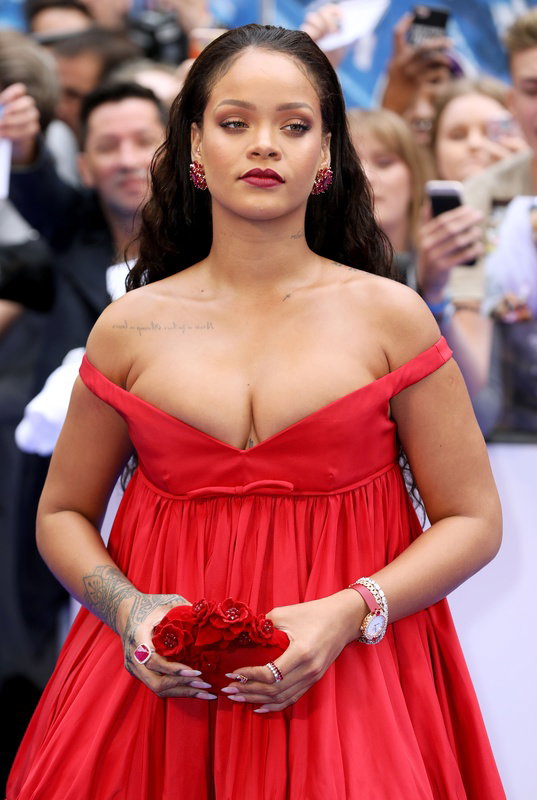 Rihanna w sukni Giambattista Valli Couture na premierze filmu "Valerian i miasto tysiąca planet" w Londynie, 24