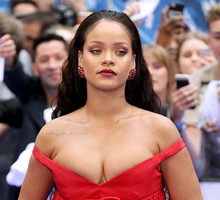 Rihanna w sukni Giambattista Valli Couture na premierze filmu "Valerian i miasto tysiąca planet" w Londynie, 24